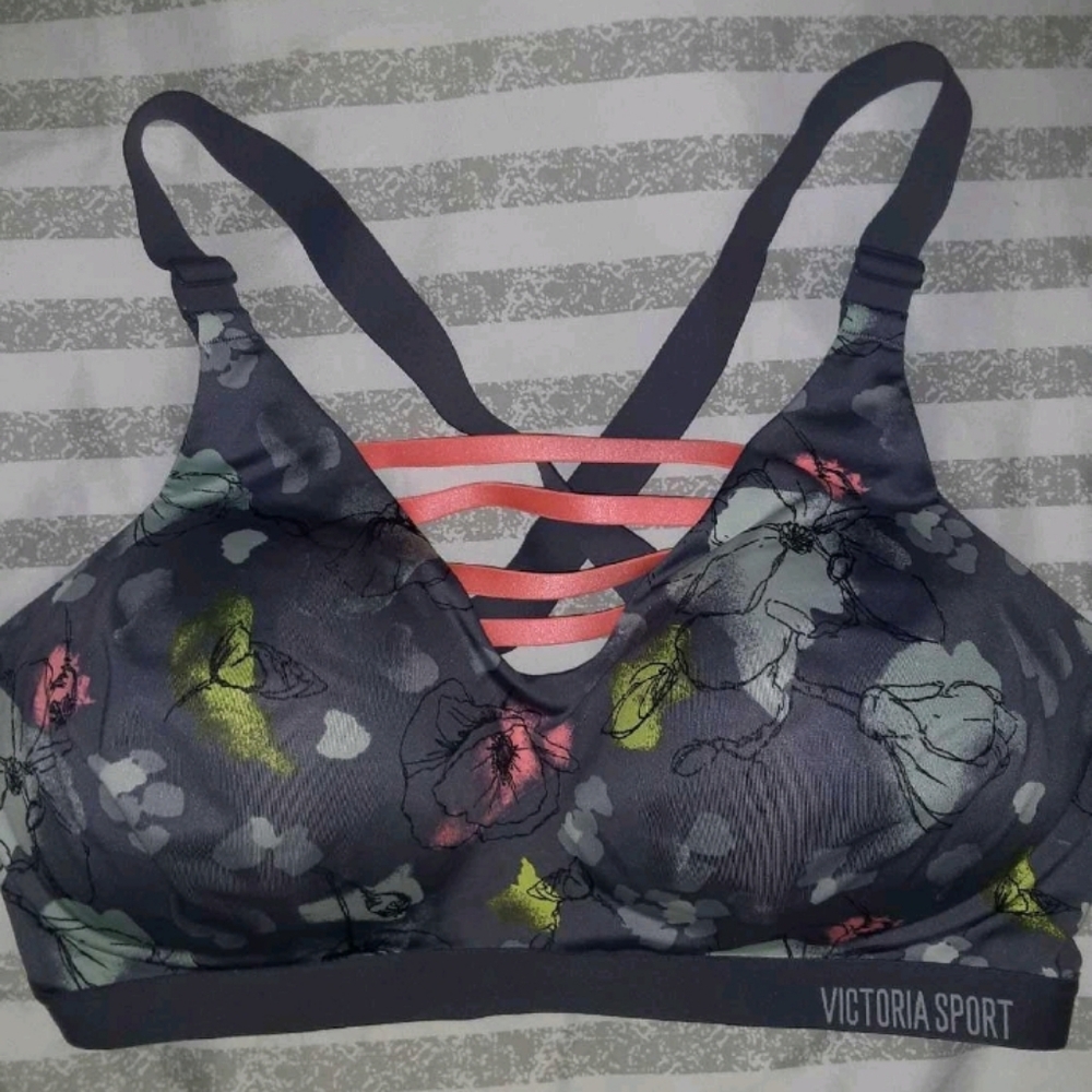 NWT VS sports bra